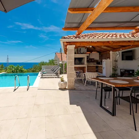 Nedia Retreat - Private Pool & Stunning Sea View مْليني