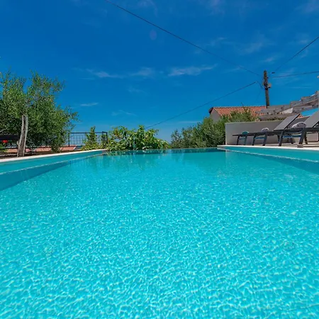 Semesterbostad Nedia Retreat - Private Pool & Stunning Sea View