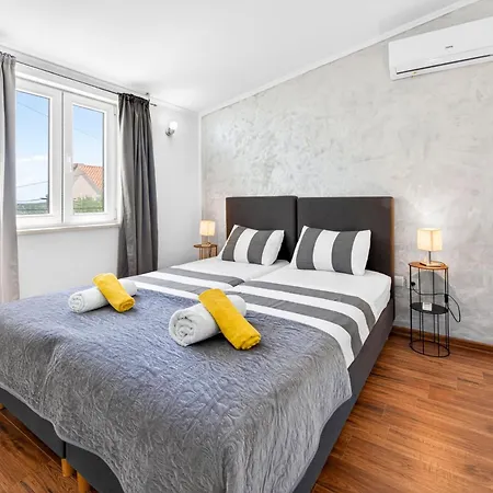 Semesterbostad Nedia Retreat - Private Pool & Stunning Sea View Mlini