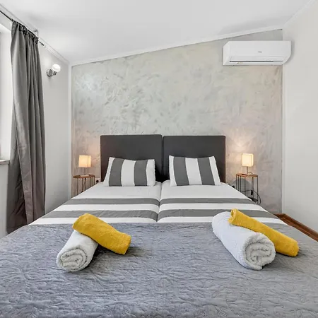 Nedia Retreat - Private Pool & Stunning Sea View بيت للعطل مْليني