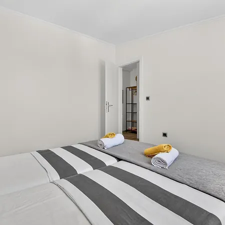Nedia Retreat - Private Pool & Stunning Sea View بيت للعطل مْليني