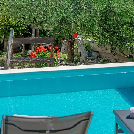 Nedia Retreat - Private Pool & Stunning Sea View